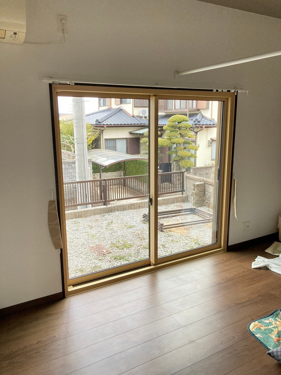 山商トーヨー住器の古い掃き出し窓をLIXILリプラスに交換｜壁を壊さず1日でスッキリ快適に！の施工後の写真1