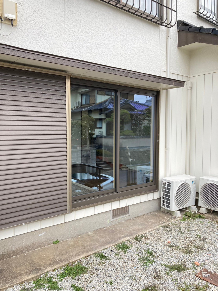 山商トーヨー住器の古い掃き出し窓をLIXILリプラスに交換｜壁を壊さず1日でスッキリ快適に！の施工前の写真1
