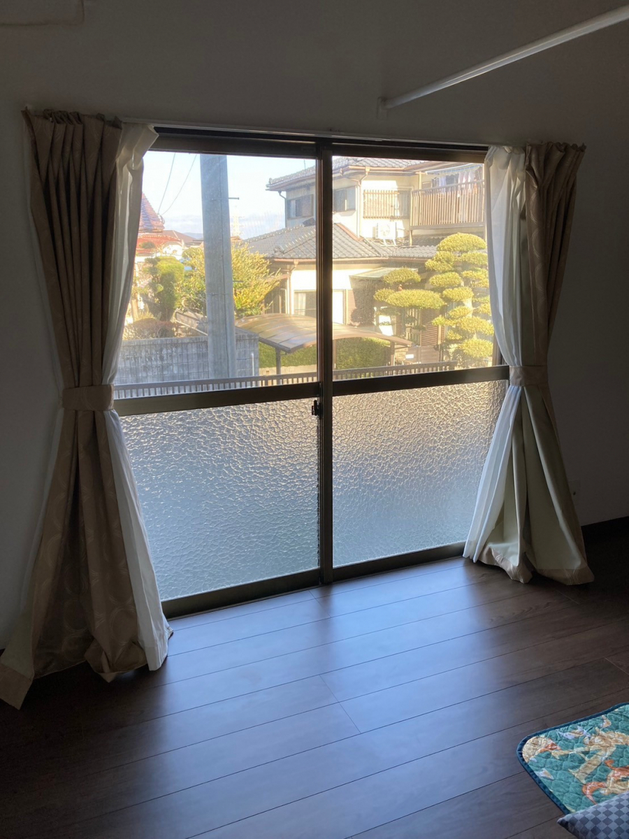 山商トーヨー住器の古い掃き出し窓をLIXILリプラスに交換｜壁を壊さず1日でスッキリ快適に！の施工前の写真2