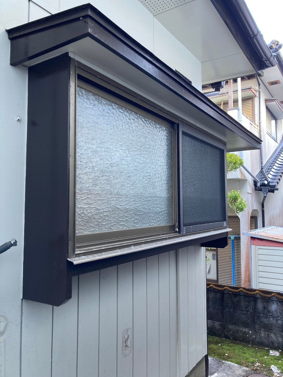 山商トーヨー住器の古くなったキッチン窓を「リプラス」で一新!1日でできる中窓リフォーム事例の施工前の写真1