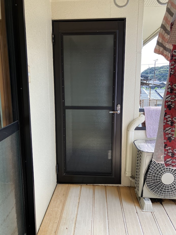 山商トーヨー住器の【勝手口も見た目・防犯・通風性UP!】リシェントで快適な勝手口リフォームの施工前の写真1