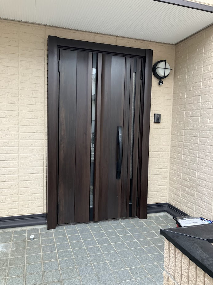 山商トーヨー住器の断熱性・防犯性が大幅UP！玄関ドアリフォームで家の印象がガラリと変わるの施工後の写真1