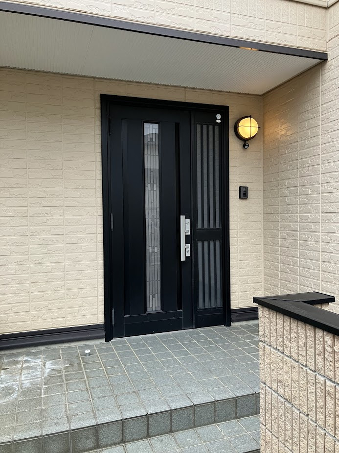山商トーヨー住器の断熱性・防犯性が大幅UP！玄関ドアリフォームで家の印象がガラリと変わるの施工前の写真1