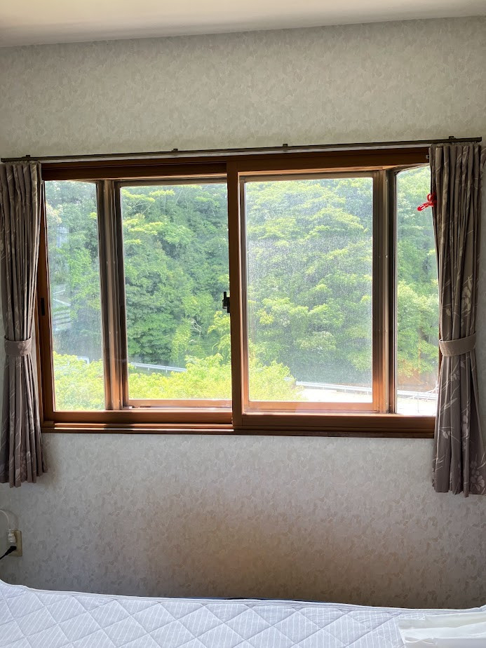 山商トーヨー住器の出窓の寒さを解消！寝室にインプラスを取り付けた断熱リフォーム実例の施工後の写真1