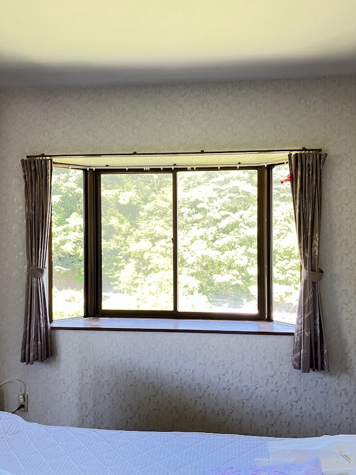 山商トーヨー住器の出窓の寒さを解消！寝室にインプラスを取り付けた断熱リフォーム実例の施工前の写真1