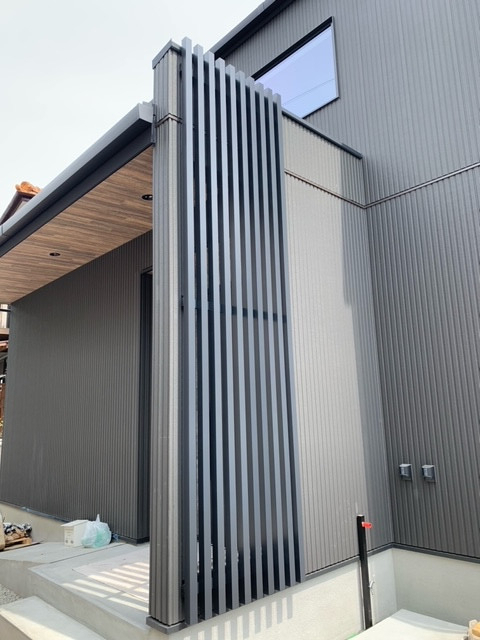 山商トーヨー住器の【目隠し＋高級感アップ】LIXILコートライン施工でスタイリッシュな外観にの施工後の写真1