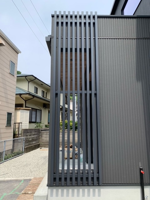 山商トーヨー住器の【目隠し＋高級感アップ】LIXILコートライン施工でスタイリッシュな外観にの施工後の写真2