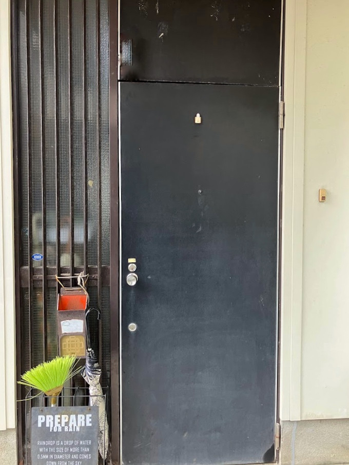 山商トーヨー住器の片袖タイプの玄関ドアをリシェントでリフォーム！施工事例紹介の施工前の写真1