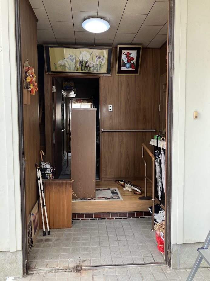 山商トーヨー住器の片袖タイプの玄関ドアをリシェントでリフォーム！施工事例紹介の施工前の写真2