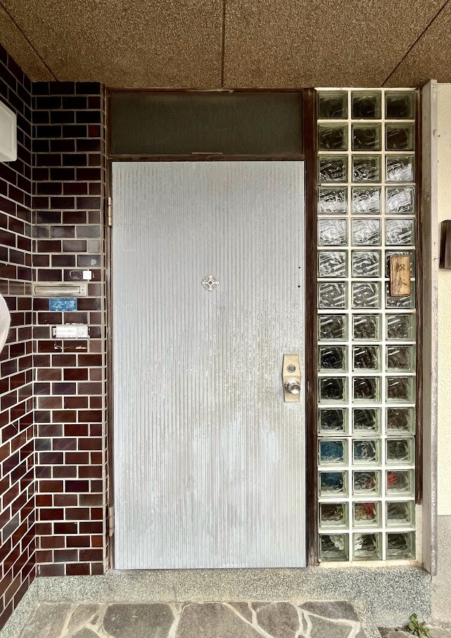 山商トーヨー住器のLIXILリシェントで玄関ドアを快適リフォームの施工前の写真1