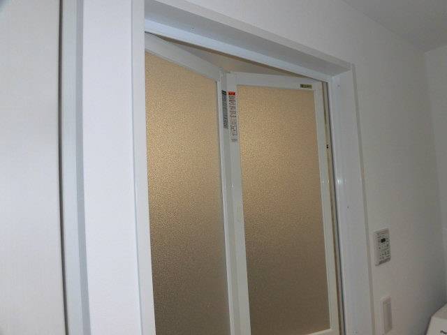 山商トーヨー住器の長崎市　マンション　浴室入口ドア交換の施工後の写真3