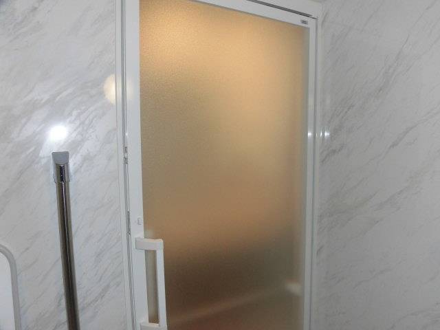 山商トーヨー住器の長崎市　マンション　浴室入口ドア交換の施工前の写真1