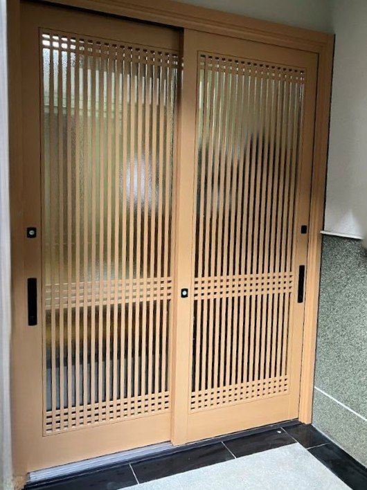 山商トーヨー住器の引違い戸タイプの玄関をリシェントでリフォームの施工後の写真1