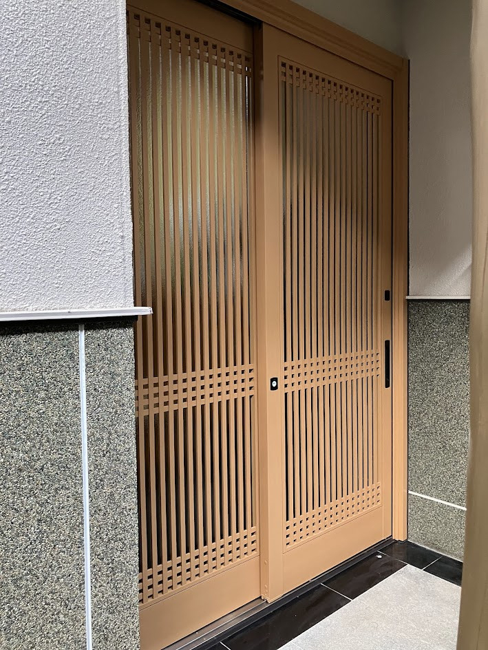 山商トーヨー住器の引違い戸タイプの玄関をリシェントでリフォームの施工後の写真2