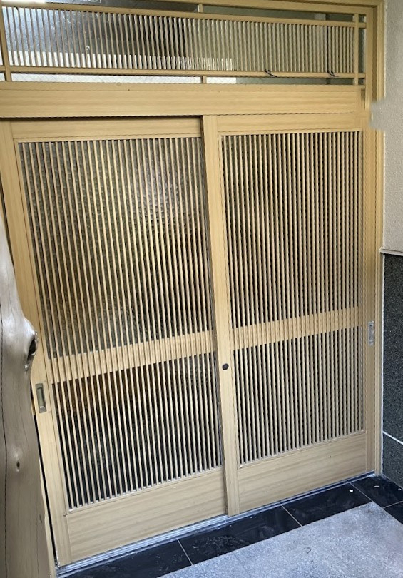 山商トーヨー住器の引違い戸タイプの玄関をリシェントでリフォームの施工前の写真1