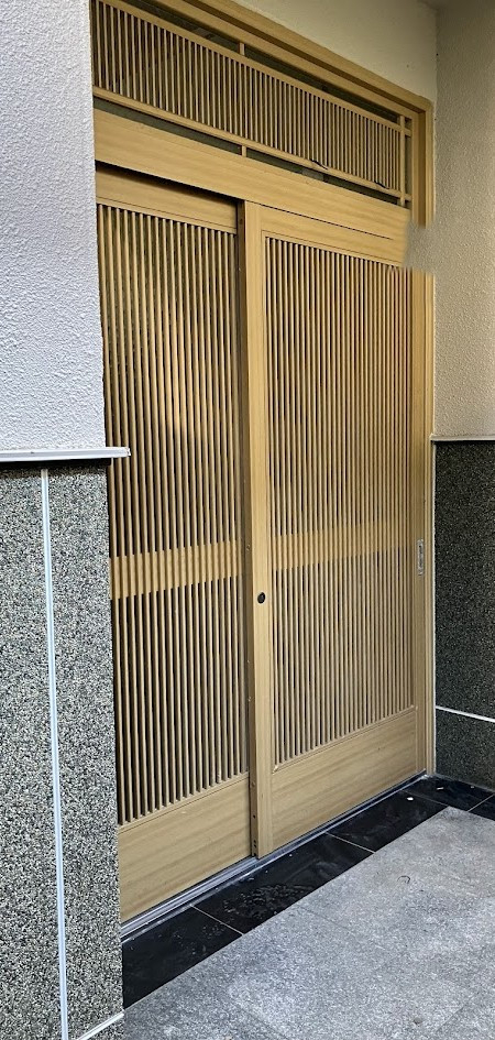 山商トーヨー住器の引違い戸タイプの玄関をリシェントでリフォームの施工前の写真2