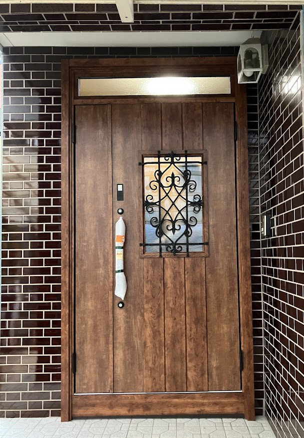 山商トーヨー住器の古くなった玄関を、最新の断熱・防犯仕様へ。LIXILリシェントで暮らしをアップデートの施工後の写真1