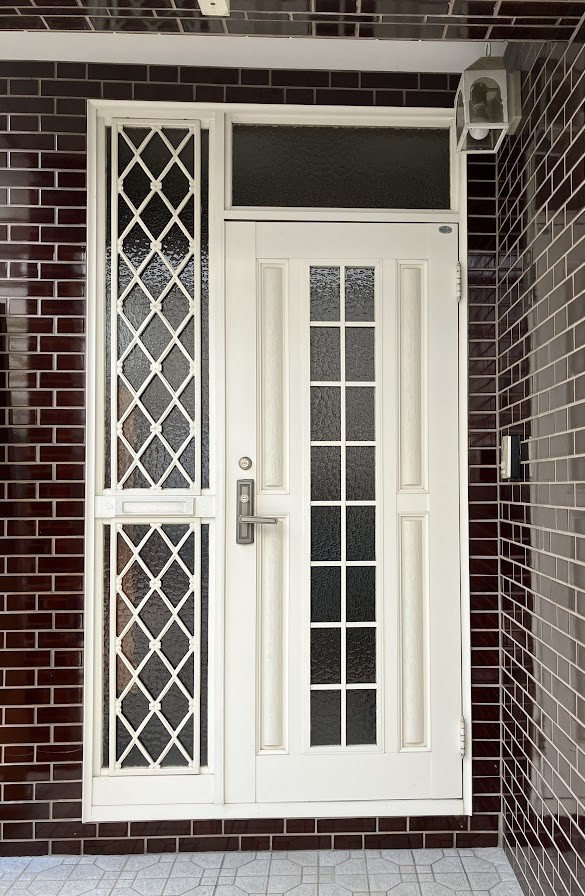 山商トーヨー住器の古くなった玄関を、最新の断熱・防犯仕様へ。LIXILリシェントで暮らしをアップデートの施工前の写真1