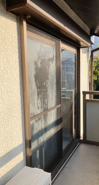 山商トーヨー住器のたった１日で住まいが変わる! 窓交換で明るいバルコニーへの施工前の写真1