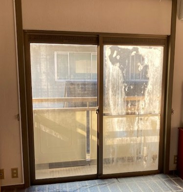 山商トーヨー住器のたった１日で住まいが変わる! 窓交換で明るいバルコニーへの施工前の写真2