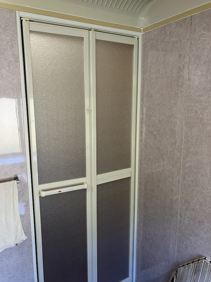 山商トーヨー住器の浴室入口をアタッチメント工法で取替の施工後の写真1