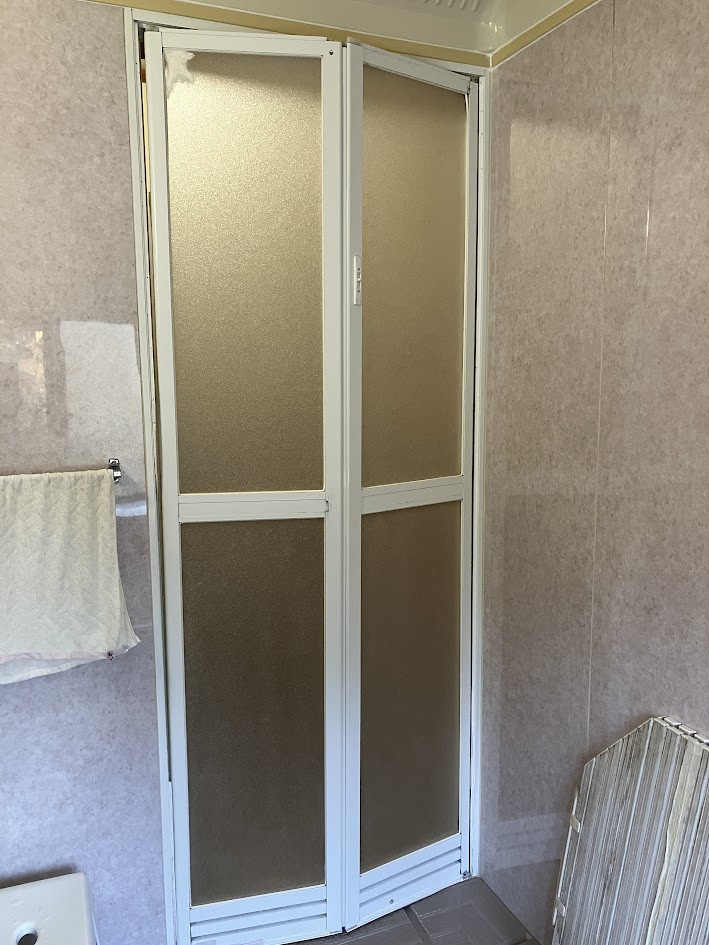 山商トーヨー住器の浴室入口をアタッチメント工法で取替の施工前の写真1