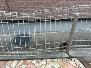 山商トーヨー住器のメッシュフェンス取替の施工前の写真1