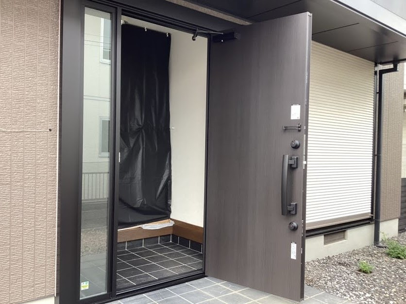 茂木トーヨー住器 宇都宮の宇都宮市の補助金を活用した玄関ドア交換(防犯性能向上)の施工後の写真2