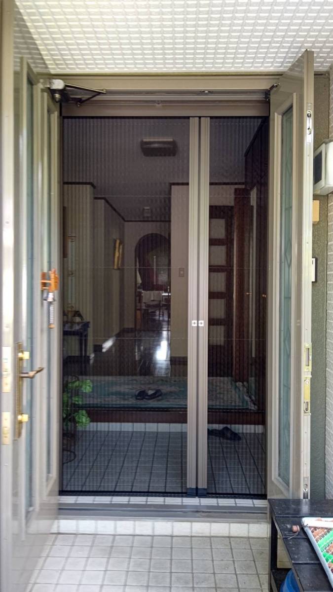 サントーヨー住器の【二戸市】網戸がついていない玄関ドアへも網戸を設置できますの施工後の写真1