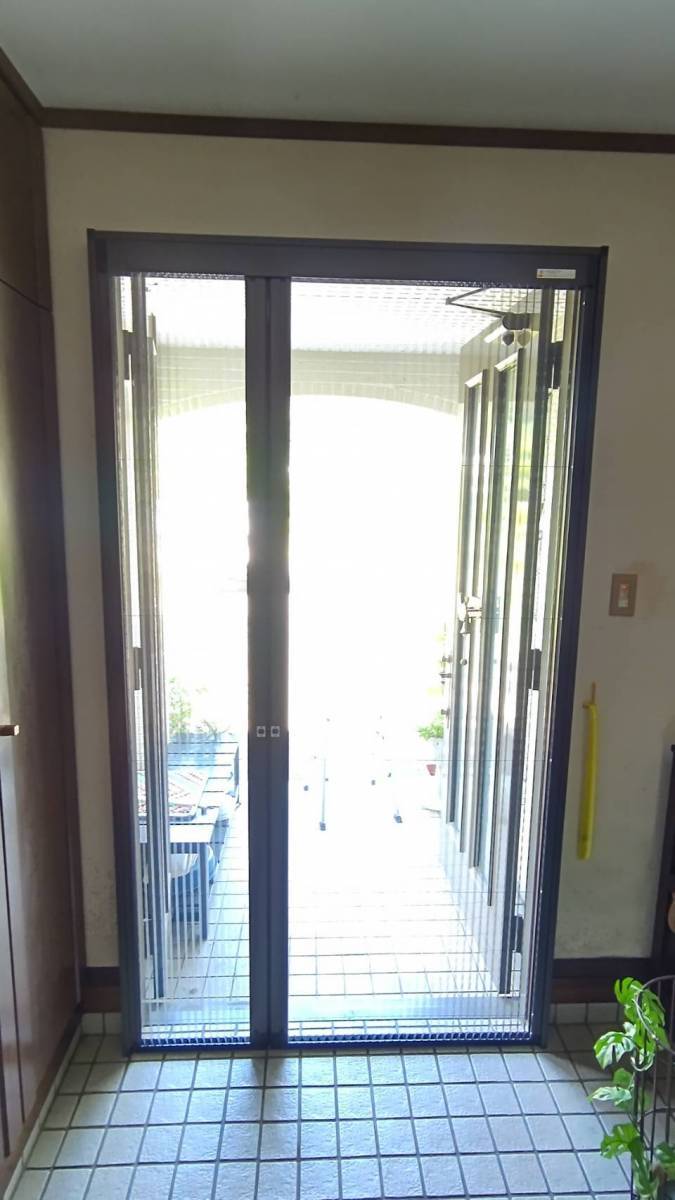 サントーヨー住器の【二戸市】網戸がついていない玄関ドアへも網戸を設置できますの施工後の写真2
