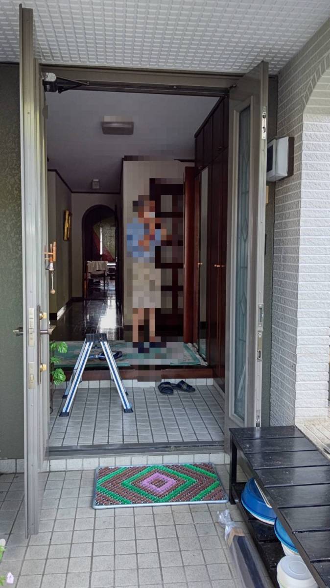 サントーヨー住器の【二戸市】網戸がついていない玄関ドアへも網戸を設置できますの施工前の写真1