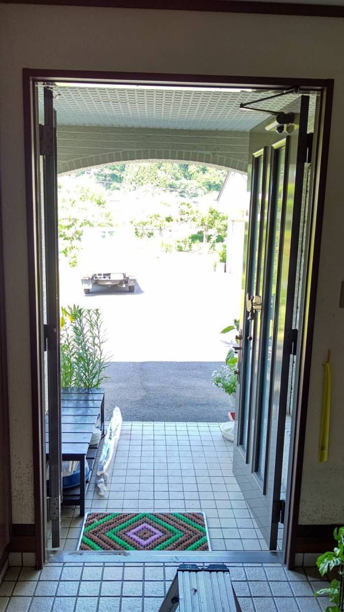 サントーヨー住器の【二戸市】網戸がついていない玄関ドアへも網戸を設置できますの施工前の写真2