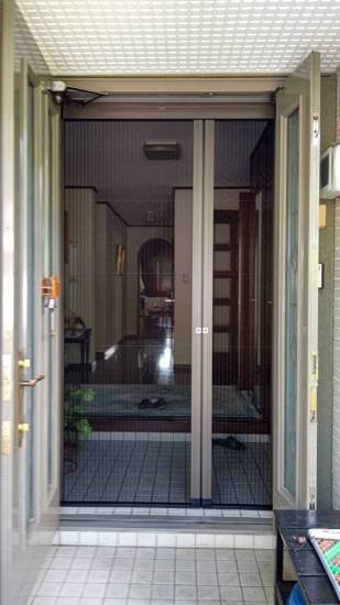 サントーヨー住器の【二戸市】網戸がついていない玄関ドアへも網戸を設置できます施工事例写真1