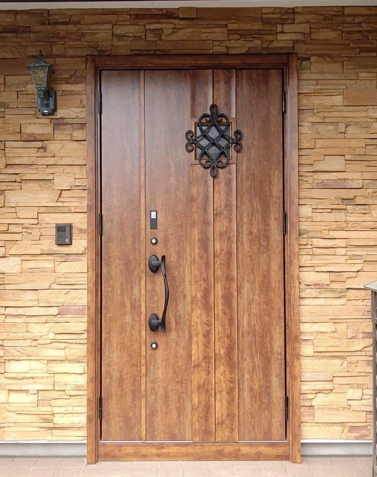 サントーヨー住器の【八戸市】たった１日で今流行りの木目調の玄関ドアへの施工後の写真1