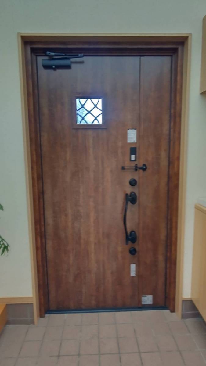 サントーヨー住器の【八戸市】たった１日で今流行りの木目調の玄関ドアへの施工後の写真2