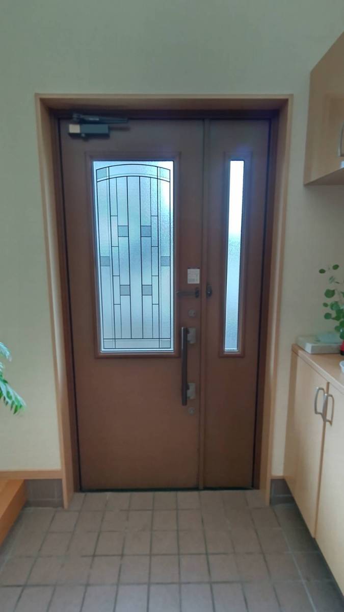 サントーヨー住器の【八戸市】たった１日で今流行りの木目調の玄関ドアへの施工前の写真2
