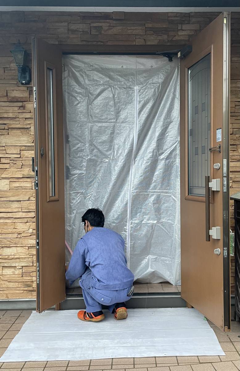 サントーヨー住器の【八戸市】たった１日で今流行りの木目調の玄関ドアへの施工前の写真3