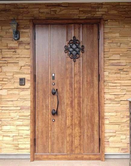 サントーヨー住器の【八戸市】たった１日で今流行りの木目調の玄関ドアへ施工事例写真1