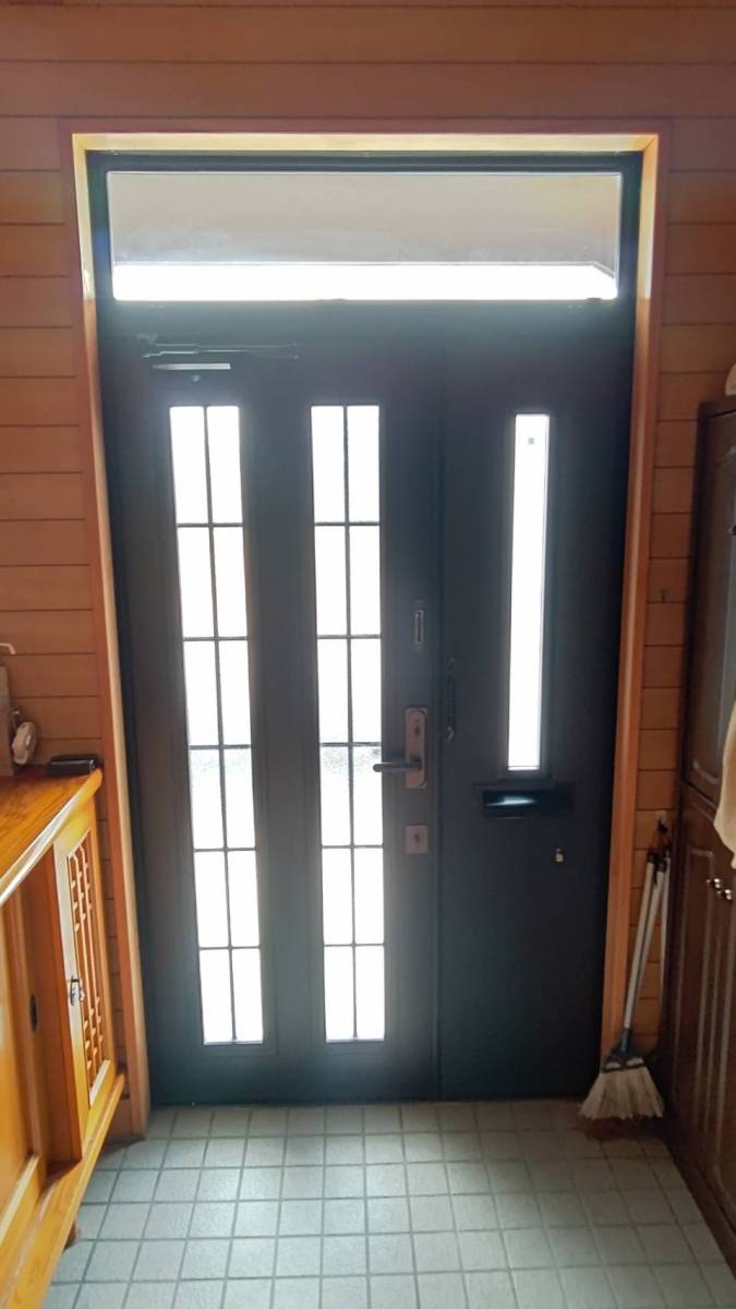 サントーヨー住器の【六戸町】古い玄関を１日で新しい玄関へ交換✨玄関交換は１日でできます🔥の施工前の写真3