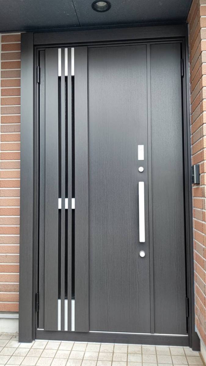 サントーヨー住器の【三沢市】玄関１Dayリフォームで、ドアを開けなくても空気の入れ替えができるドアへ✨の施工後の写真1