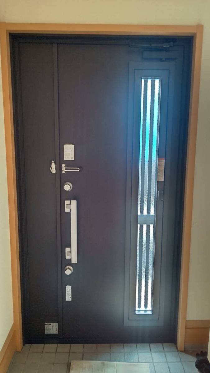 サントーヨー住器の【三沢市】玄関１Dayリフォームで、ドアを開けなくても空気の入れ替えができるドアへ✨の施工後の写真2