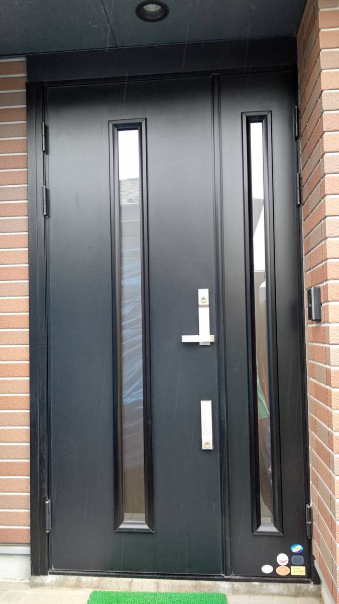 サントーヨー住器の【三沢市】玄関１Dayリフォームで、ドアを開けなくても空気の入れ替えができるドアへ✨の施工前の写真1