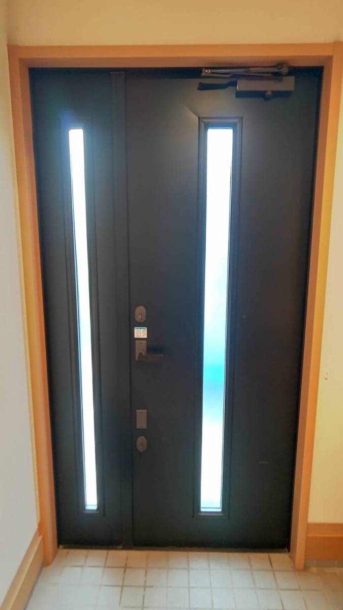 サントーヨー住器の【三沢市】玄関１Dayリフォームで、ドアを開けなくても空気の入れ替えができるドアへ✨の施工前の写真2