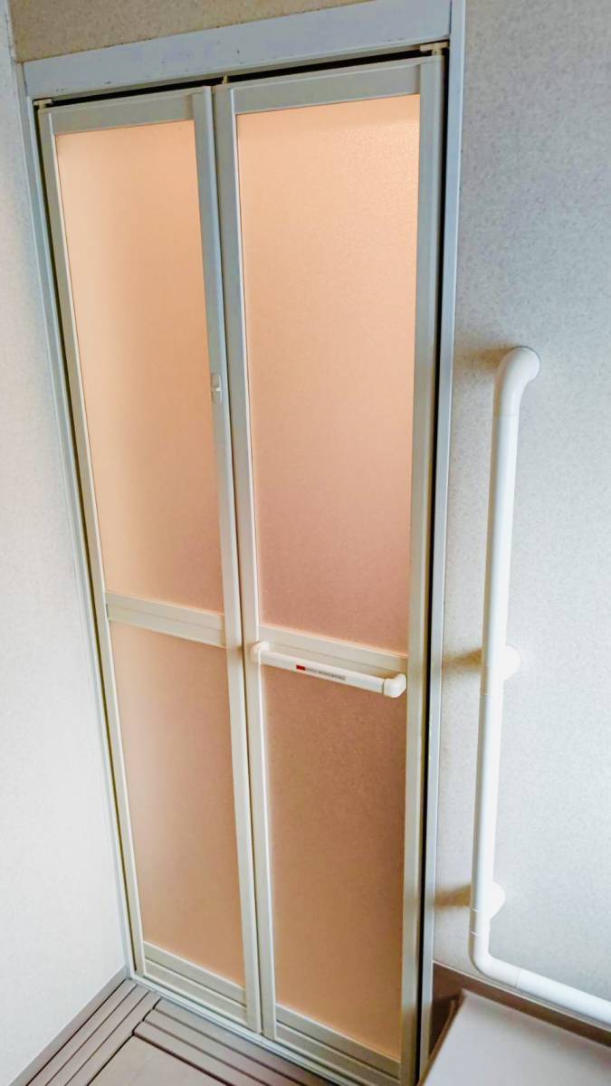 サントーヨー住器の浴室折れ戸交換で、爽やかな入り口へ🛁の施工後の写真1
