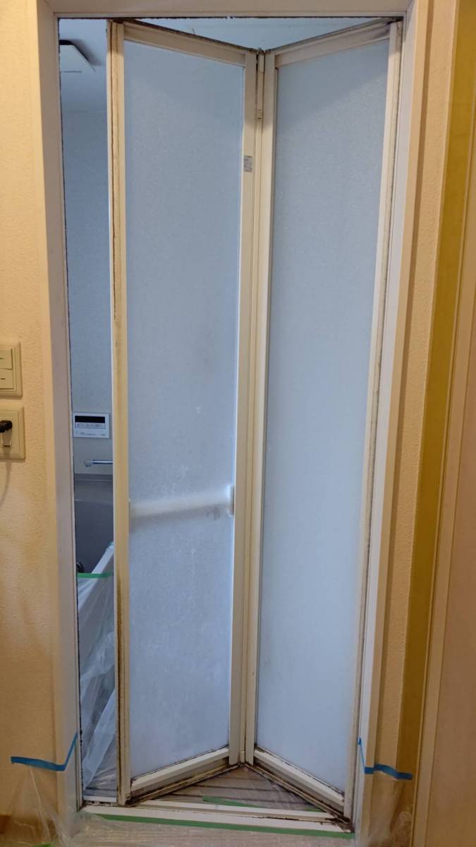 サントーヨー住器の浴室折れ戸交換で、爽やかな入り口へ🛁の施工前の写真2