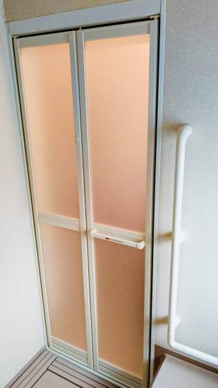 サントーヨー住器の浴室折れ戸交換で、爽やかな入り口へ🛁施工事例写真1
