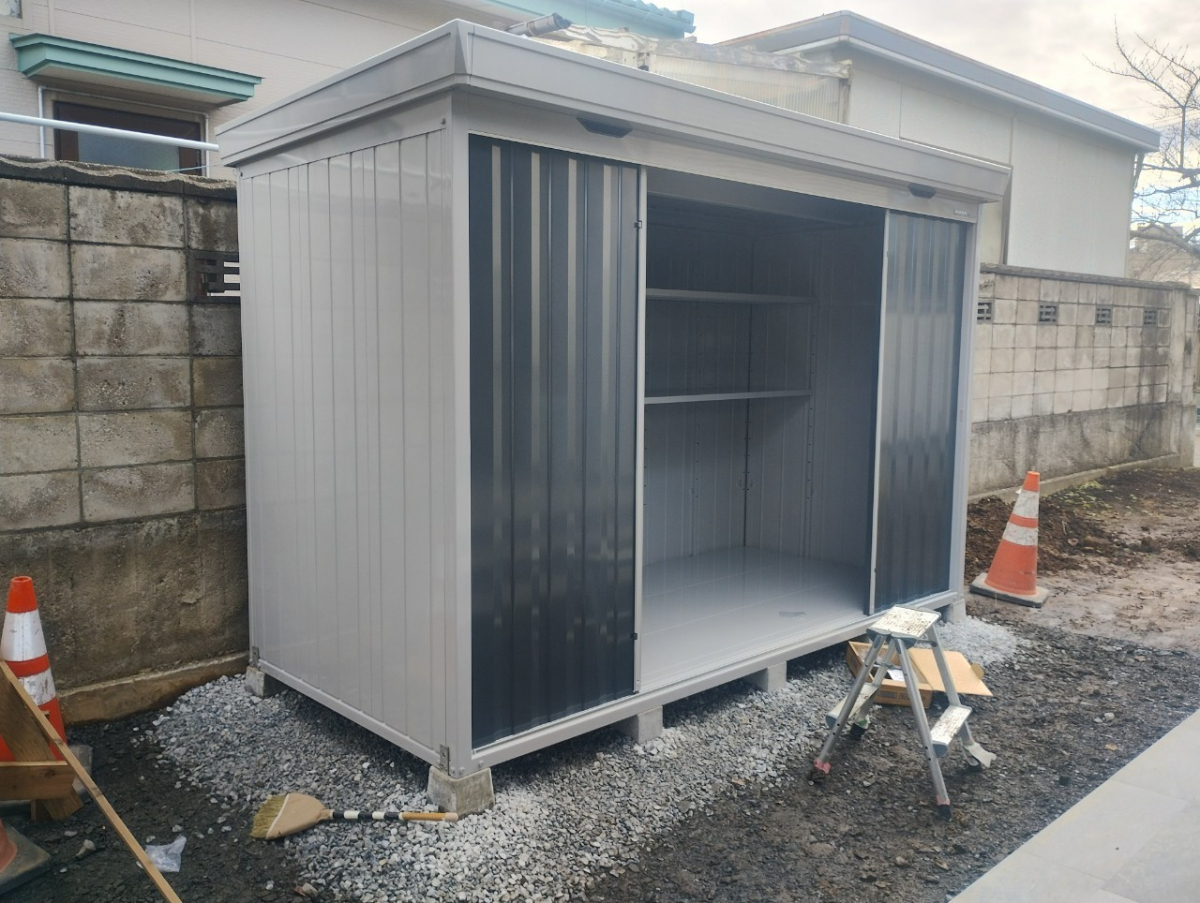 サントーヨー住器の【八戸市】自転車、タイヤを収納するための物置設置の施工後の写真1