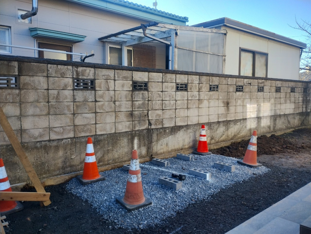 サントーヨー住器の【八戸市】自転車、タイヤを収納するための物置設置の施工前の写真1