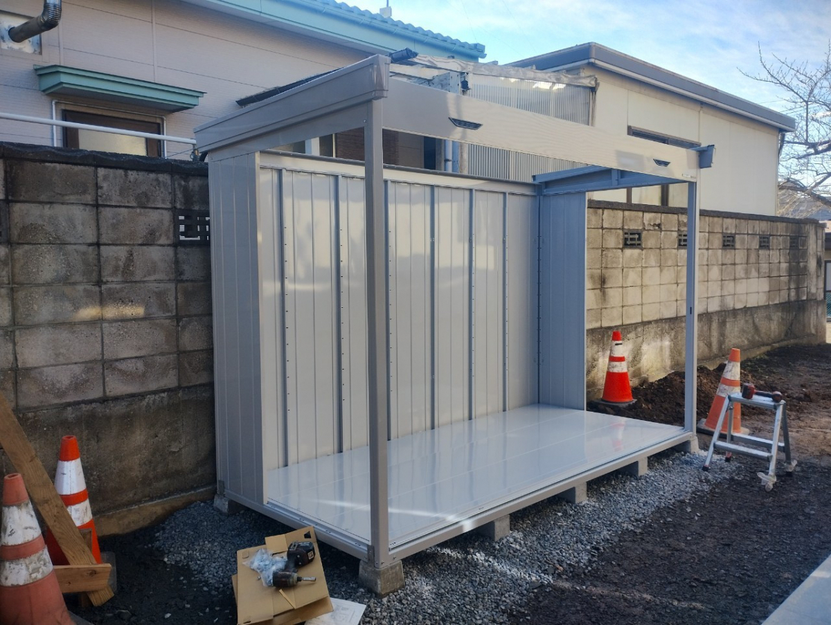 サントーヨー住器の【八戸市】自転車、タイヤを収納するための物置設置の施工前の写真2