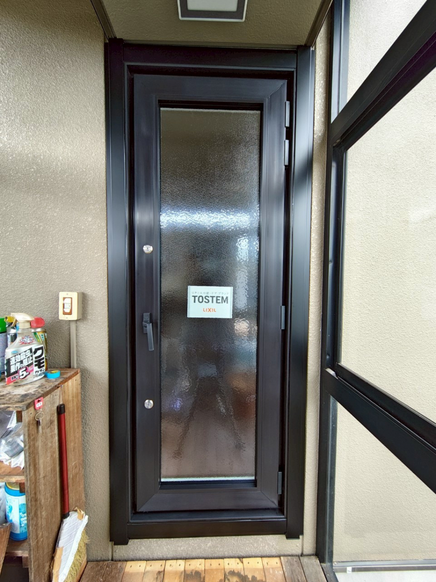 サントーヨー住器の【十和田市】先進的窓リノベ対象工事 1日で壁床壊さず勝手口ドア交換完了の施工後の写真1